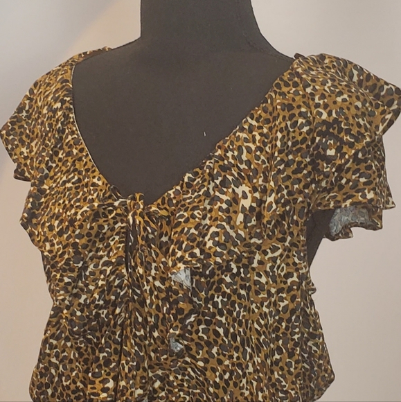 NWT Waist-Defined Ruffle-Trim Top ( SIZE M) - Picture 3 of 11